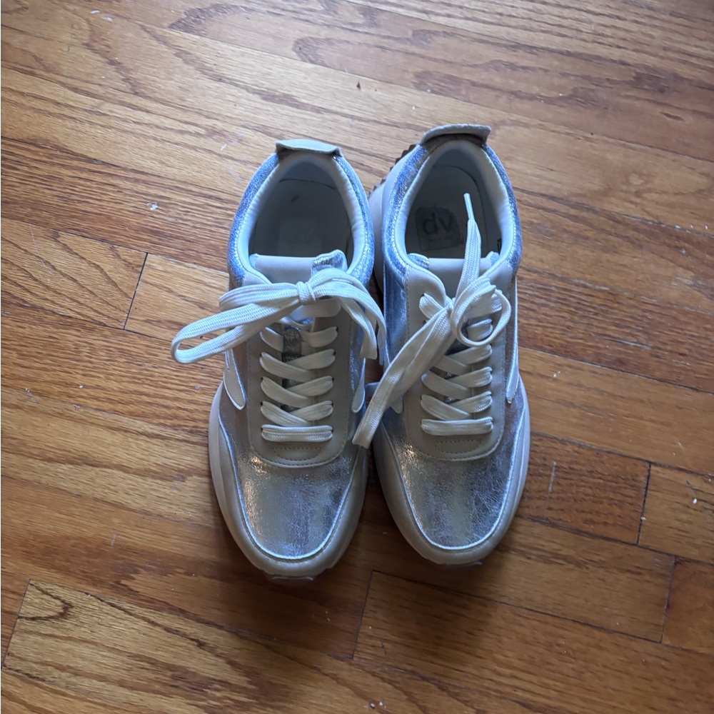 DV Dolce Vita Bynx Sneakers Silver Shiny Metallic 9